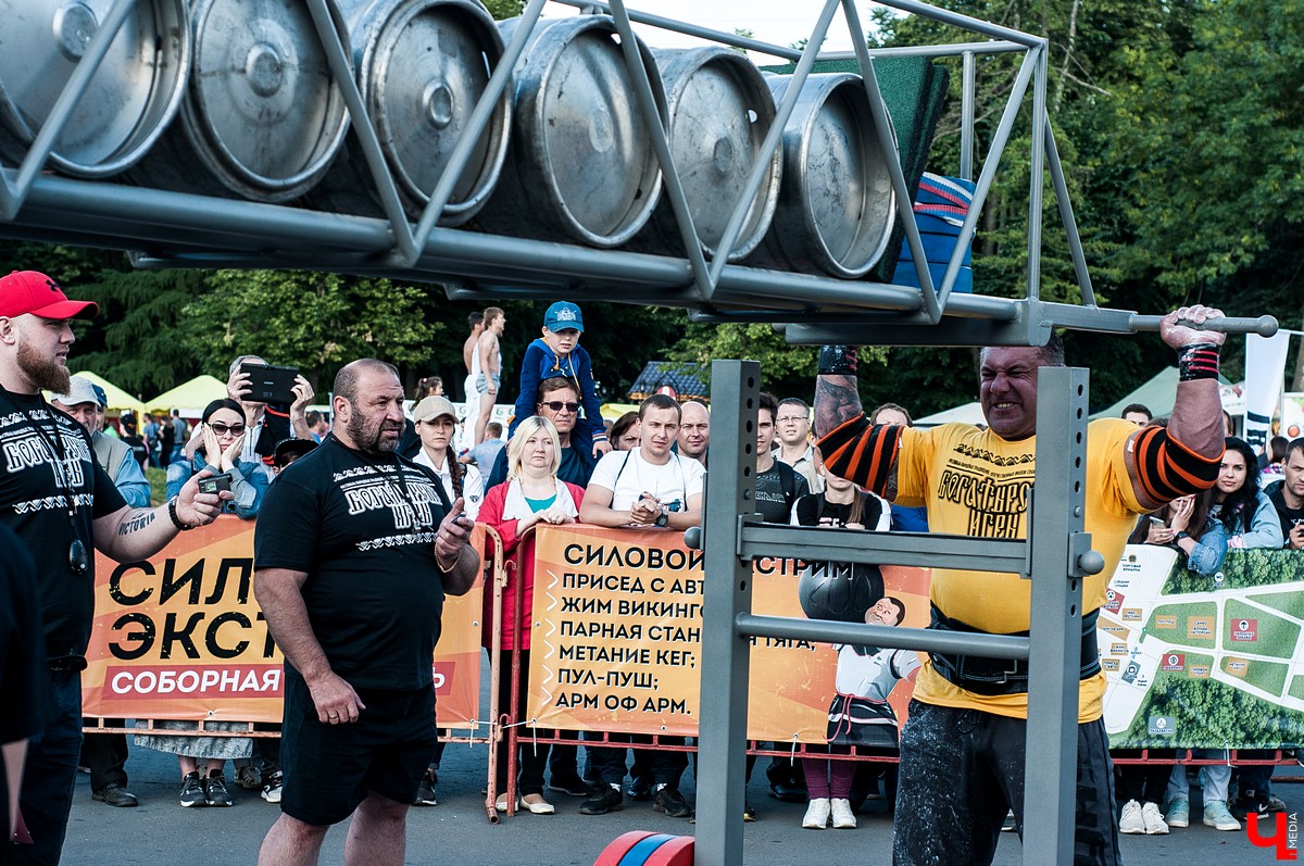 Во Владимире прошел фестиваль “Богатырские игры”. В нем приняли участие спортсмены из нескольких регионов России. За Владимир выступал тяжелоатлет Алексей Ловчев