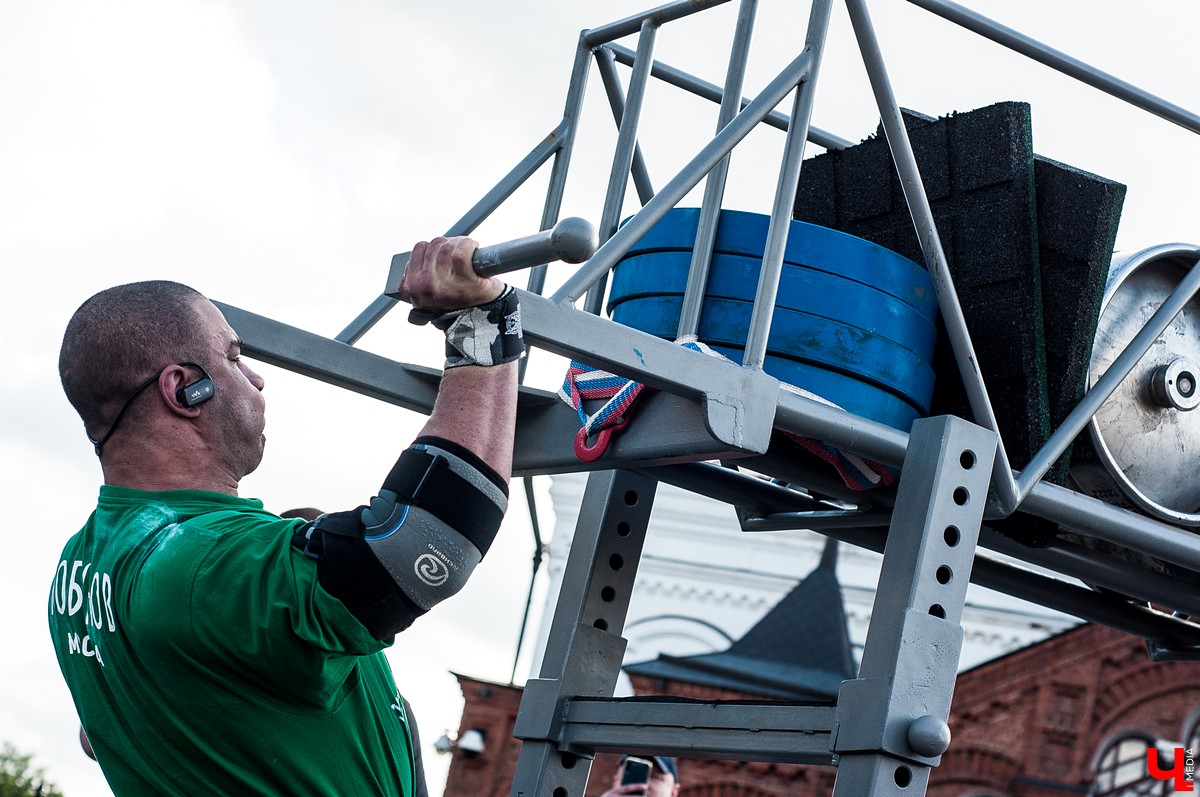 Во Владимире прошел фестиваль “Богатырские игры”. В нем приняли участие спортсмены из нескольких регионов России. За Владимир выступал тяжелоатлет Алексей Ловчев