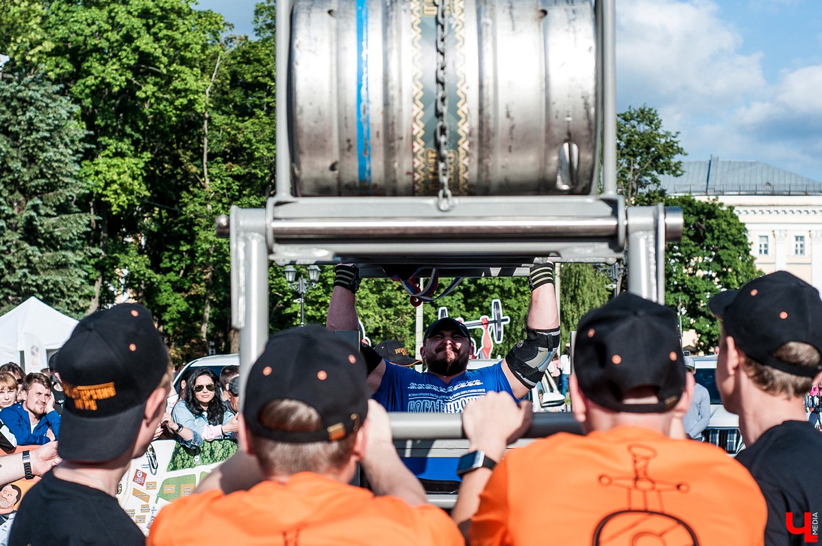 Во Владимире прошел фестиваль “Богатырские игры”. В нем приняли участие спортсмены из нескольких регионов России. За Владимир выступал тяжелоатлет Алексей Ловчев