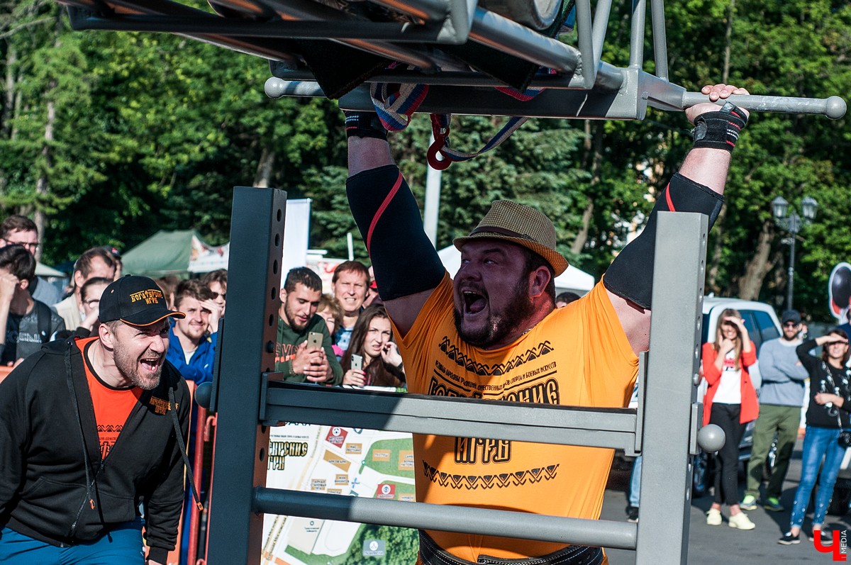 Во Владимире прошел фестиваль “Богатырские игры”. В нем приняли участие спортсмены из нескольких регионов России. За Владимир выступал тяжелоатлет Алексей Ловчев