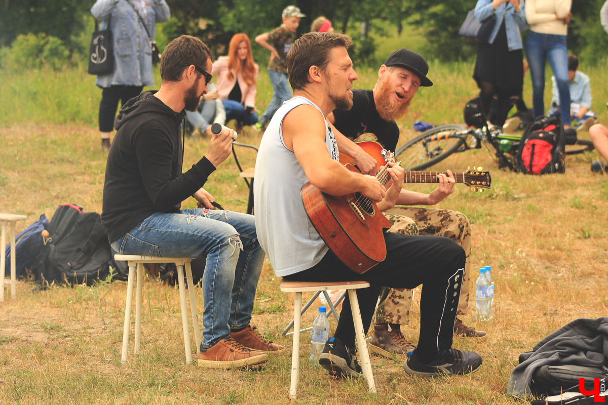 Владимирские музыканты дали концерт на лугу парка “Дружба” Эту территорию власти планируют отдать под застройку. Природа пострадает.