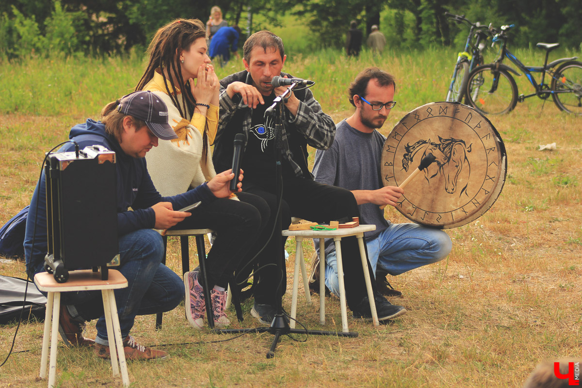 Владимирские музыканты дали концерт на лугу парка “Дружба” Эту территорию власти планируют отдать под застройку. Природа пострадает.