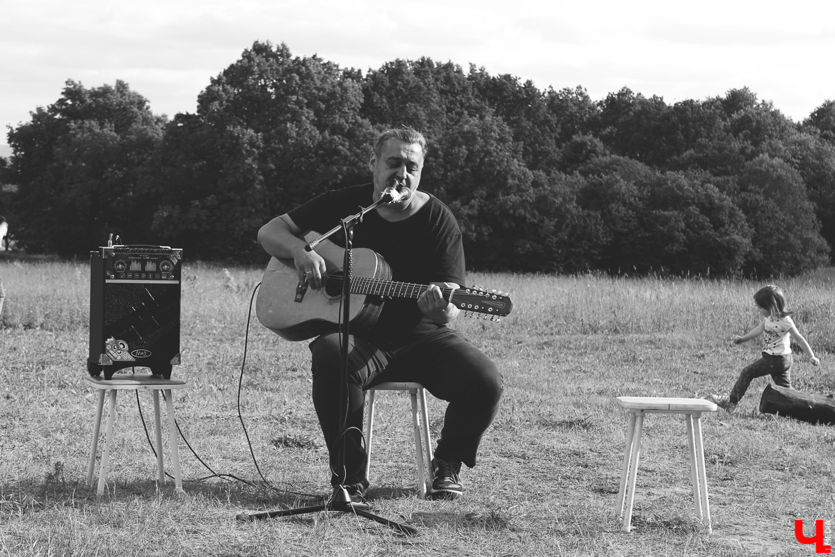 Владимирские музыканты дали концерт на лугу парка “Дружба” Эту территорию власти планируют отдать под застройку. Природа пострадает.