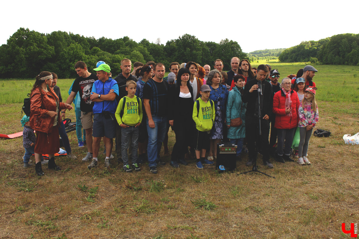 Владимирские музыканты дали концерт на лугу парка “Дружба” Эту территорию власти планируют отдать под застройку. Природа пострадает.