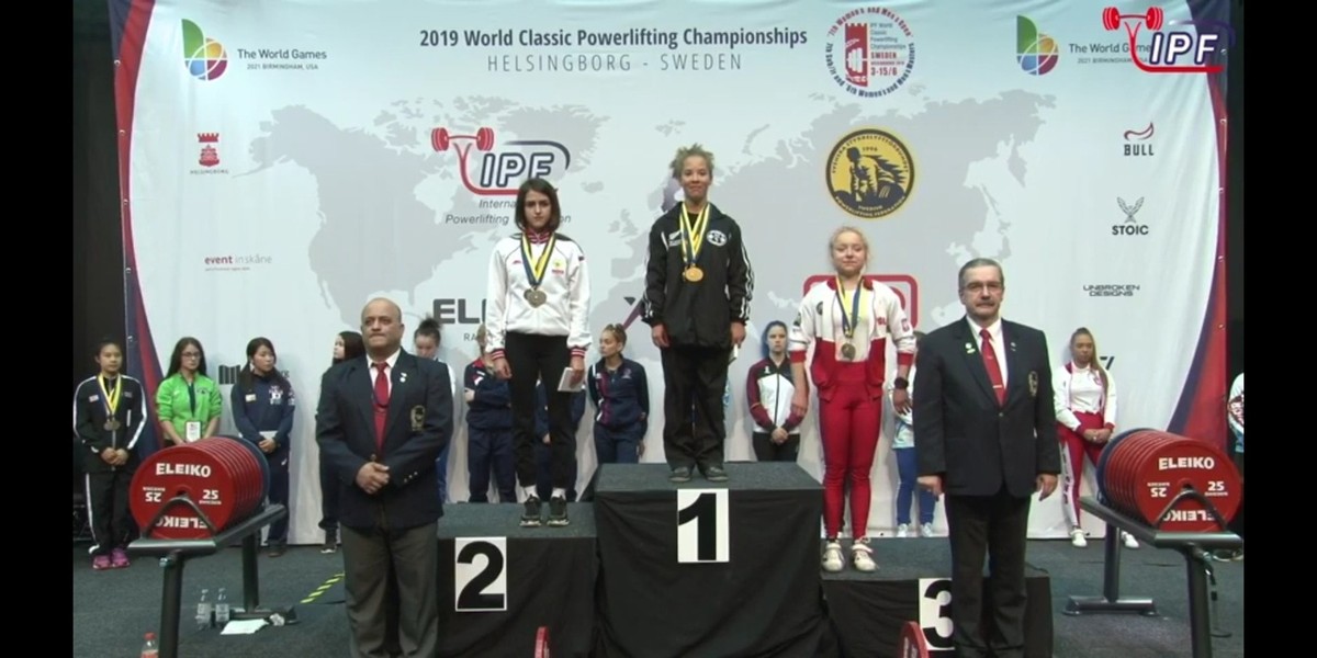 22-летняя студентка ВлГу Маша Забелина только с виду хрупкая барышня. А на деле она смогла установить новый мировой рекорд в упражнении становая тяга со штангой - подняла целых 150,5 килограмма! И пусть другая спортсменка его быстро побила, наша Маша - все равно молодец!