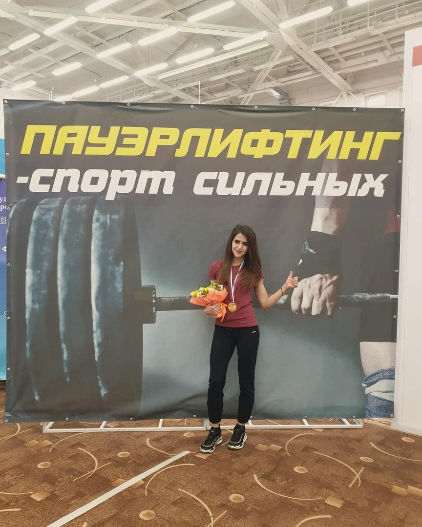 22-летняя студентка ВлГу Маша Забелина только с виду хрупкая барышня. А на деле она смогла установить новый мировой рекорд в упражнении становая тяга со штангой - подняла целых 150,5 килограмма! И пусть другая спортсменка его быстро побила, наша Маша - все равно молодец!