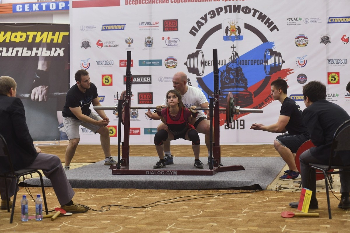 22-летняя студентка ВлГу Маша Забелина только с виду хрупкая барышня. А на деле она смогла установить новый мировой рекорд в упражнении становая тяга со штангой - подняла целых 150,5 килограмма! И пусть другая спортсменка его быстро побила, наша Маша - все равно молодец!