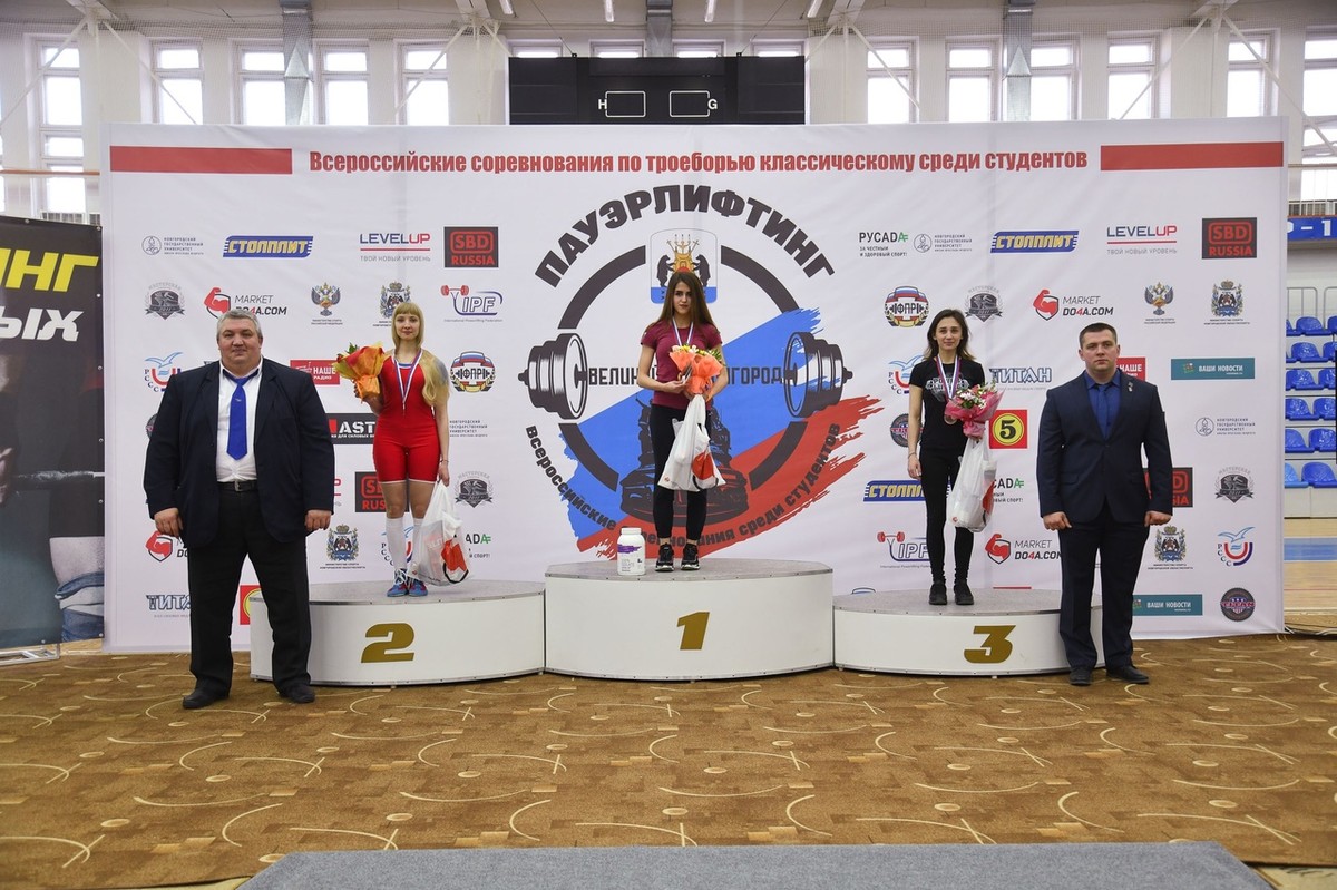 22-летняя студентка ВлГу Маша Забелина только с виду хрупкая барышня. А на деле она смогла установить новый мировой рекорд в упражнении становая тяга со штангой - подняла целых 150,5 килограмма! И пусть другая спортсменка его быстро побила, наша Маша - все равно молодец!