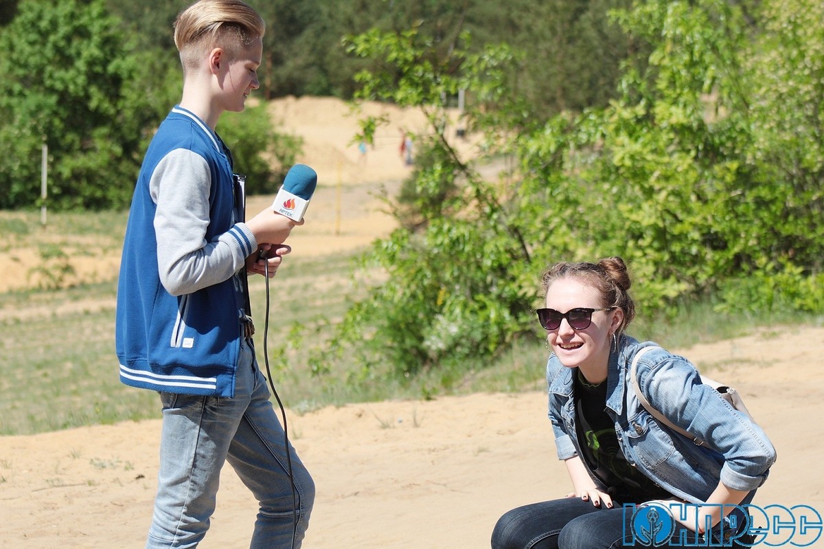 Четвертьфиналист шоу “Голос.Дети” Захар Усенко продолжает осваивать новую профессию. Он снимает сюжеты и делает интервью для телеканала “ЮНПРЕСС”.