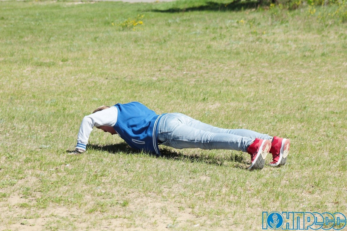 Четвертьфиналист шоу “Голос.Дети” Захар Усенко продолжает осваивать новую профессию. Он снимает сюжеты и делает интервью для телеканала “ЮНПРЕСС”.