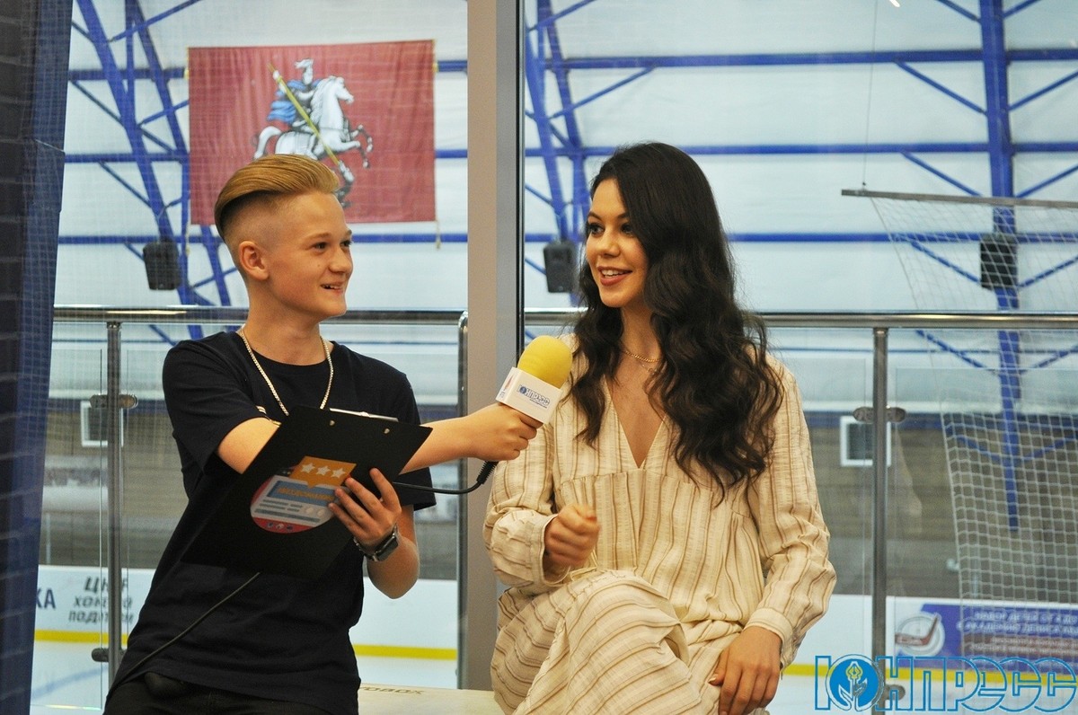 Четвертьфиналист шоу “Голос.Дети” Захар Усенко продолжает осваивать новую профессию. Он снимает сюжеты и делает интервью для телеканала “ЮНПРЕСС”.