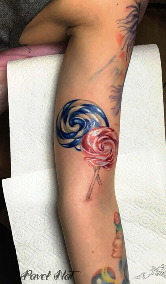 Наличие тату у человека - это особая философия, дань моде или просто желание выделиться из толпы? Мы задали этот вопрос трем горожанам, чьи тела украшает весьма неожиданная нательная живопись