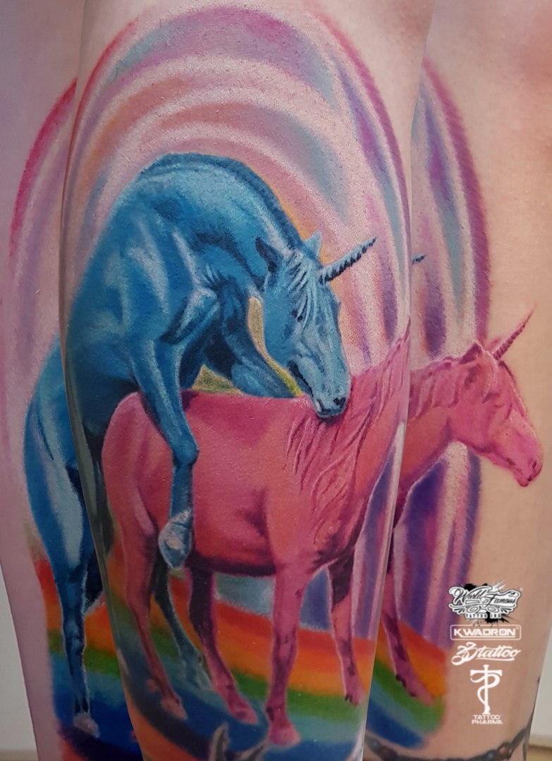 Наличие тату у человека - это особая философия, дань моде или просто желание выделиться из толпы? Мы задали этот вопрос трем горожанам, чьи тела украшает весьма неожиданная нательная живопись