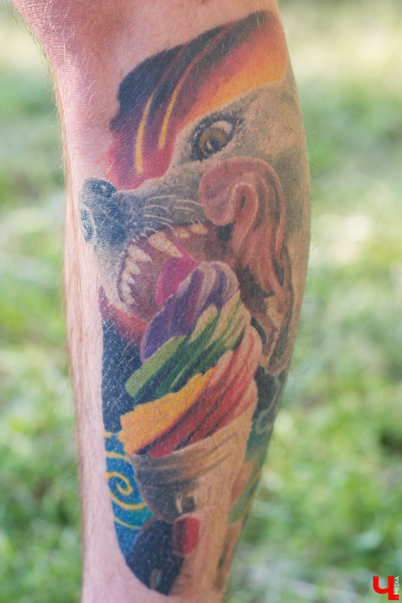 Наличие тату у человека - это особая философия, дань моде или просто желание выделиться из толпы? Мы задали этот вопрос трем горожанам, чьи тела украшает весьма неожиданная нательная живопись