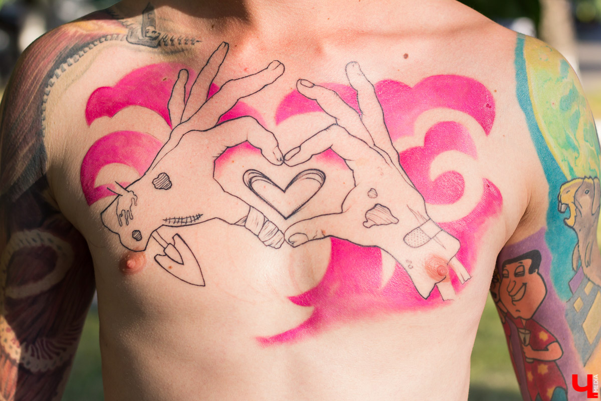 Наличие тату у человека - это особая философия, дань моде или просто желание выделиться из толпы? Мы задали этот вопрос трем горожанам, чьи тела украшает весьма неожиданная нательная живопись