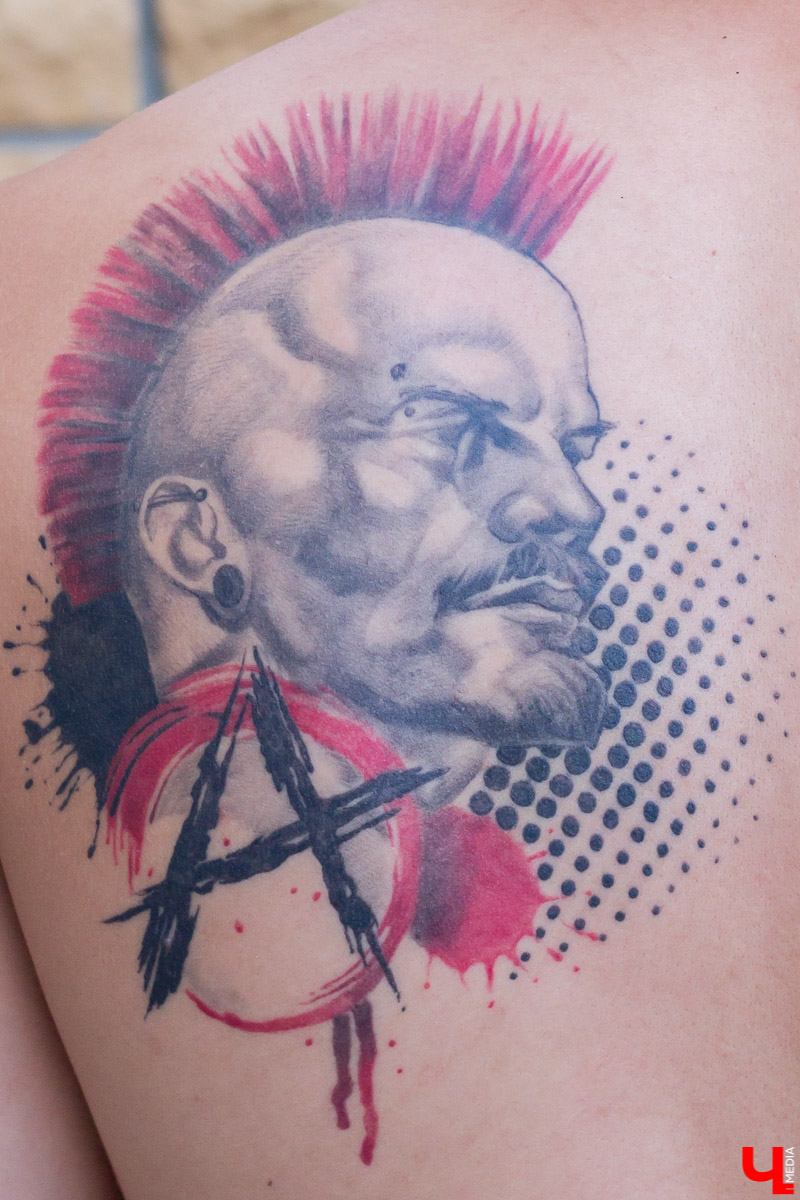 Наличие тату у человека - это особая философия, дань моде или просто желание выделиться из толпы? Мы задали этот вопрос трем горожанам, чьи тела украшает весьма неожиданная нательная живопись