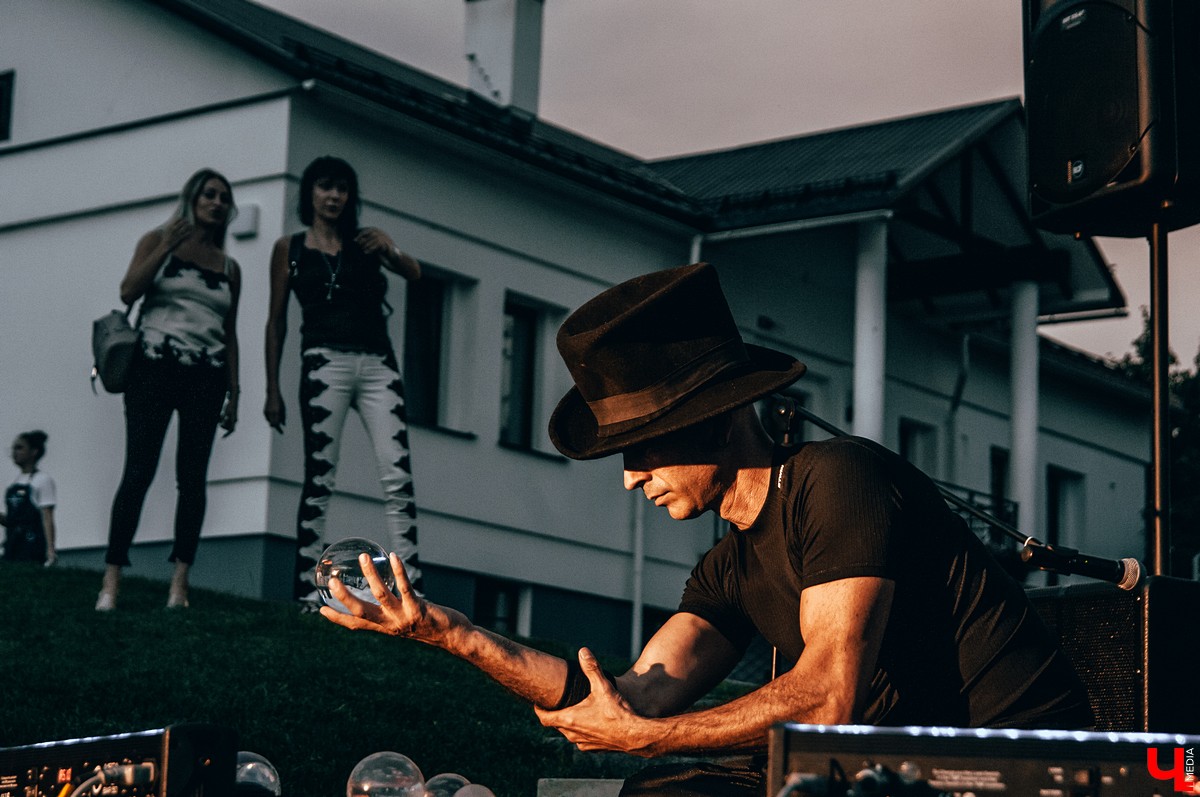 Во Владимире прошел музыкальный фестиваль KIMATIKA. Главным гостем шоу стал француз Кристиан Джиоти. Он продемонстрировал баланс тела и выступил со стеклянными шарами.