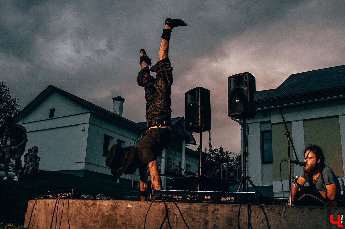 Во Владимире прошел музыкальный фестиваль KIMATIKA. Главным гостем шоу стал француз Кристиан Джиоти. Он продемонстрировал баланс тела и выступил со стеклянными шарами.