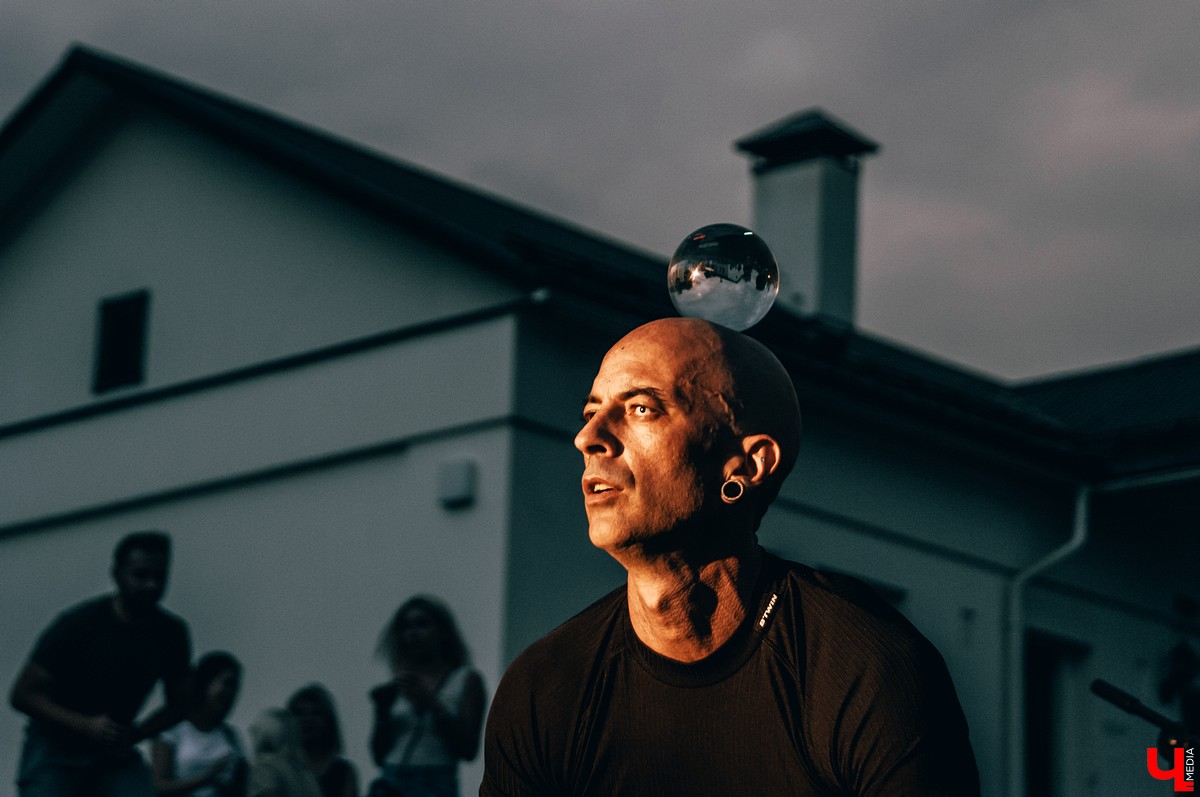 Во Владимире прошел музыкальный фестиваль KIMATIKA. Главным гостем шоу стал француз Кристиан Джиоти. Он продемонстрировал баланс тела и выступил со стеклянными шарами.