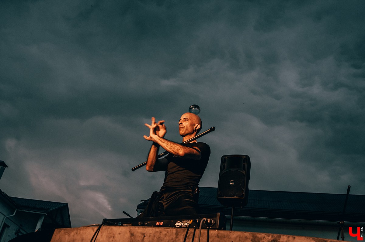 Во Владимире прошел музыкальный фестиваль KIMATIKA. Главным гостем шоу стал француз Кристиан Джиоти. Он продемонстрировал баланс тела и выступил со стеклянными шарами.