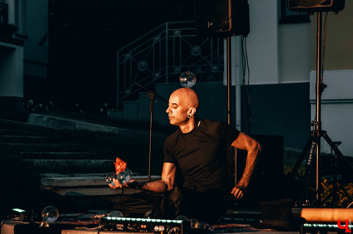 Во Владимире прошел музыкальный фестиваль KIMATIKA. Главным гостем шоу стал француз Кристиан Джиоти. Он продемонстрировал баланс тела и выступил со стеклянными шарами.