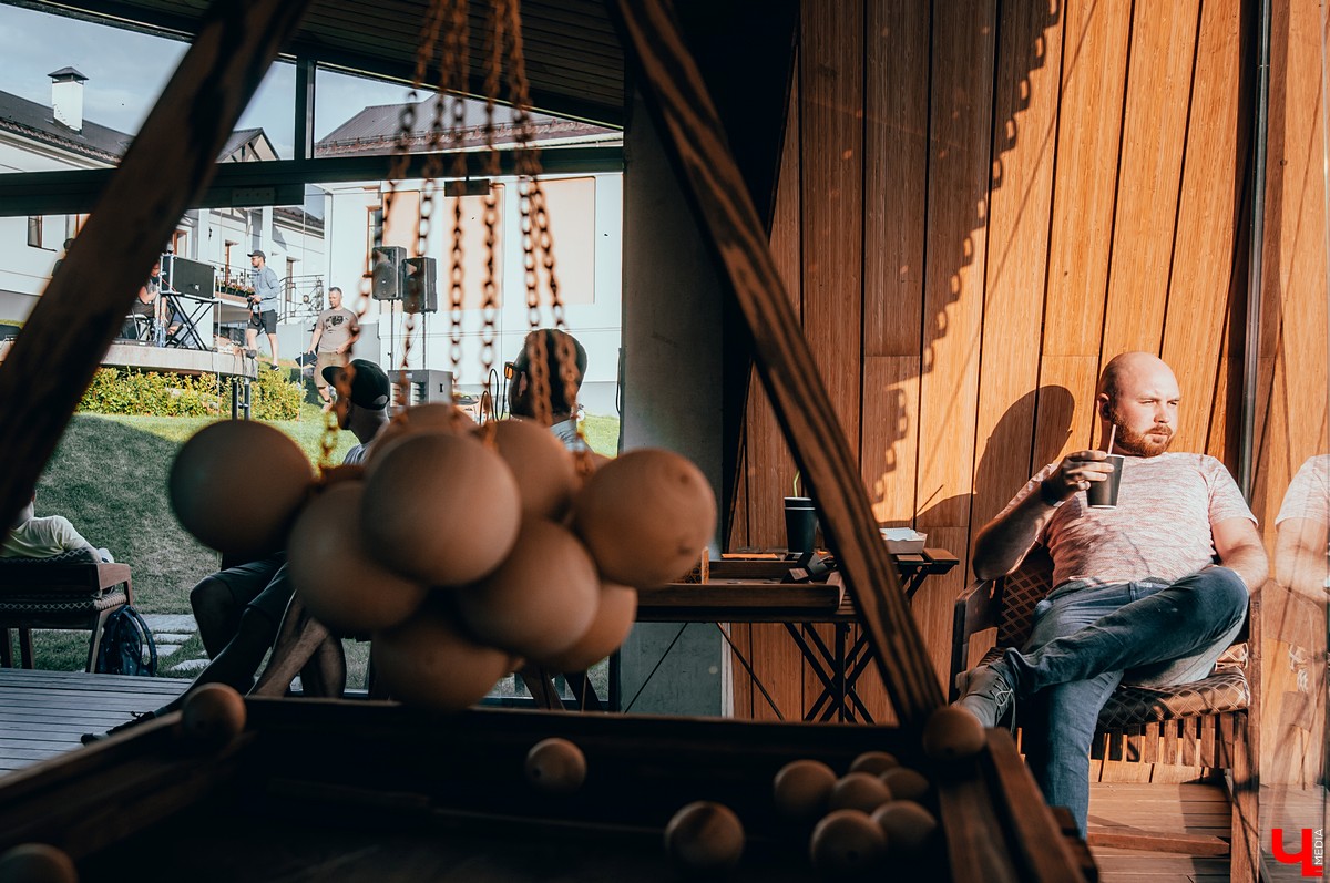 Во Владимире прошел музыкальный фестиваль KIMATIKA. Главным гостем шоу стал француз Кристиан Джиоти. Он продемонстрировал баланс тела и выступил со стеклянными шарами.