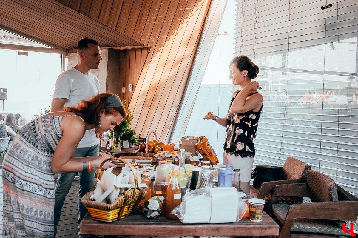 Во Владимире прошел музыкальный фестиваль KIMATIKA. Главным гостем шоу стал француз Кристиан Джиоти. Он продемонстрировал баланс тела и выступил со стеклянными шарами.