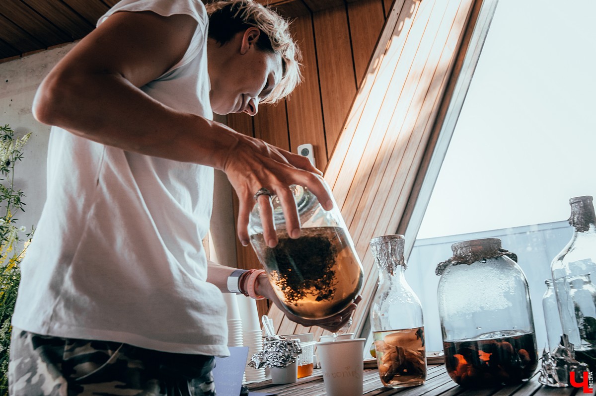 Во Владимире прошел музыкальный фестиваль KIMATIKA. Главным гостем шоу стал француз Кристиан Джиоти. Он продемонстрировал баланс тела и выступил со стеклянными шарами.