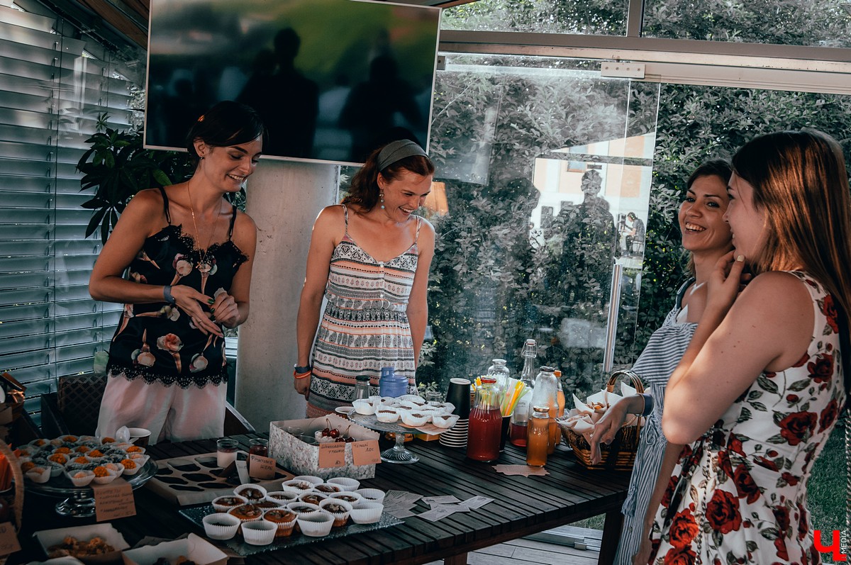 Во Владимире прошел музыкальный фестиваль KIMATIKA. Главным гостем шоу стал француз Кристиан Джиоти. Он продемонстрировал баланс тела и выступил со стеклянными шарами.