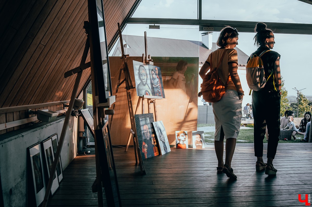 Во Владимире прошел музыкальный фестиваль KIMATIKA. Главным гостем шоу стал француз Кристиан Джиоти. Он продемонстрировал баланс тела и выступил со стеклянными шарами.