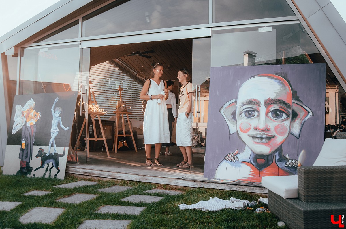 Во Владимире прошел музыкальный фестиваль KIMATIKA. Главным гостем шоу стал француз Кристиан Джиоти. Он продемонстрировал баланс тела и выступил со стеклянными шарами.