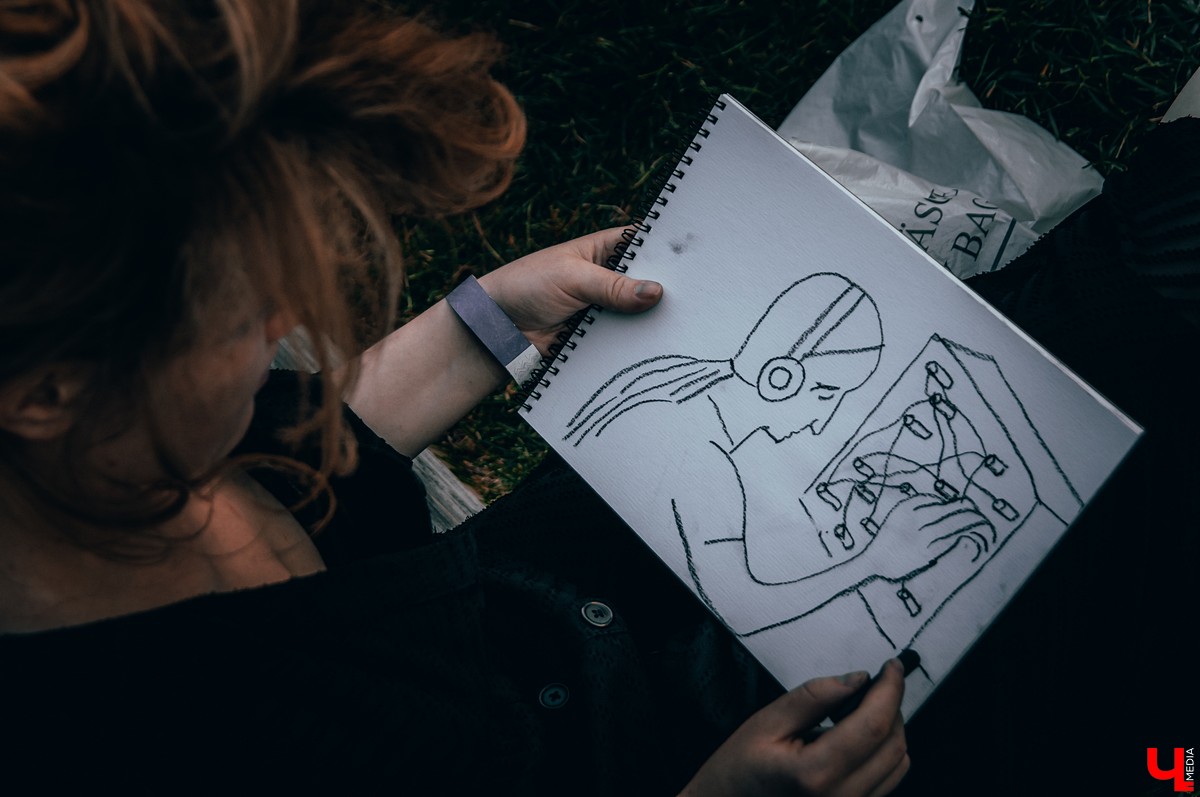 Во Владимире прошел музыкальный фестиваль KIMATIKA. Главным гостем шоу стал француз Кристиан Джиоти. Он продемонстрировал баланс тела и выступил со стеклянными шарами.