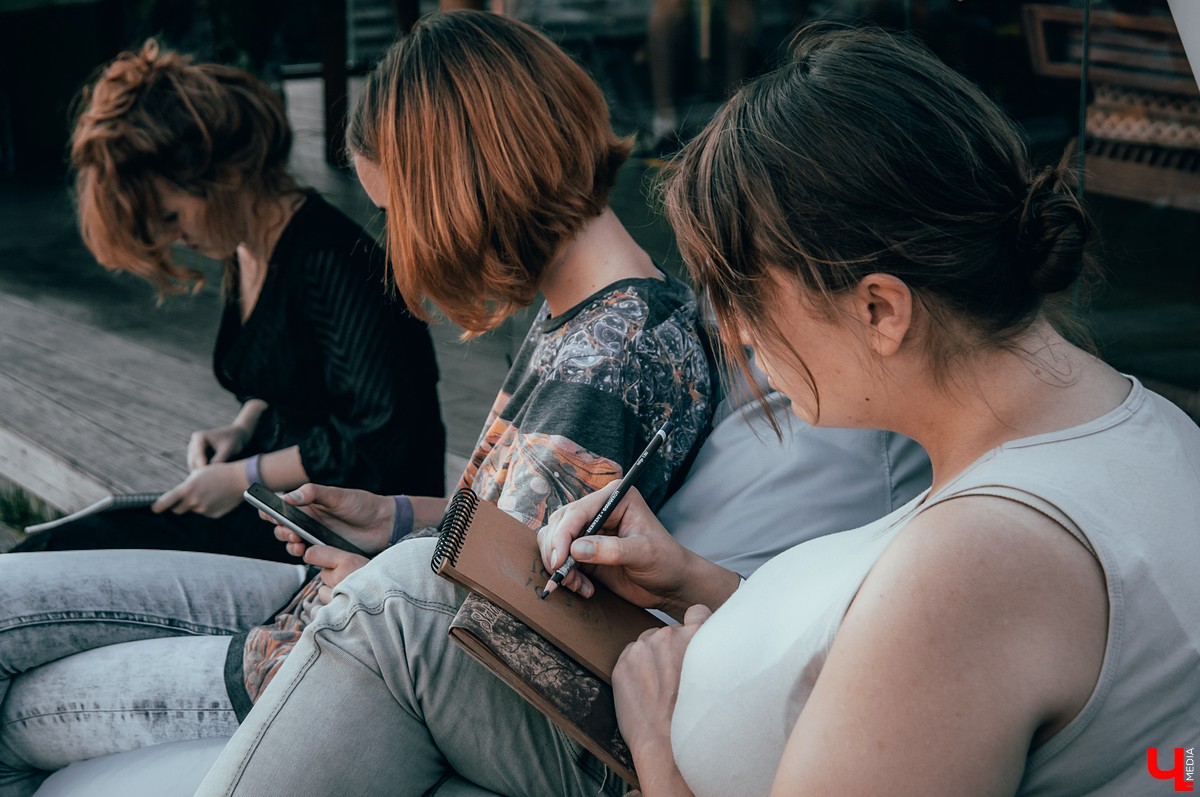 Во Владимире прошел музыкальный фестиваль KIMATIKA. Главным гостем шоу стал француз Кристиан Джиоти. Он продемонстрировал баланс тела и выступил со стеклянными шарами.