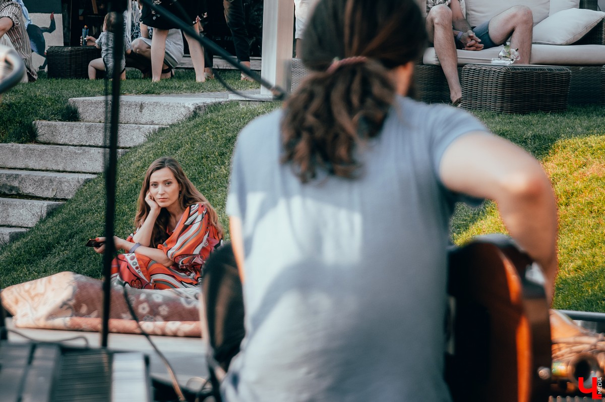 Во Владимире прошел музыкальный фестиваль KIMATIKA. Главным гостем шоу стал француз Кристиан Джиоти. Он продемонстрировал баланс тела и выступил со стеклянными шарами.