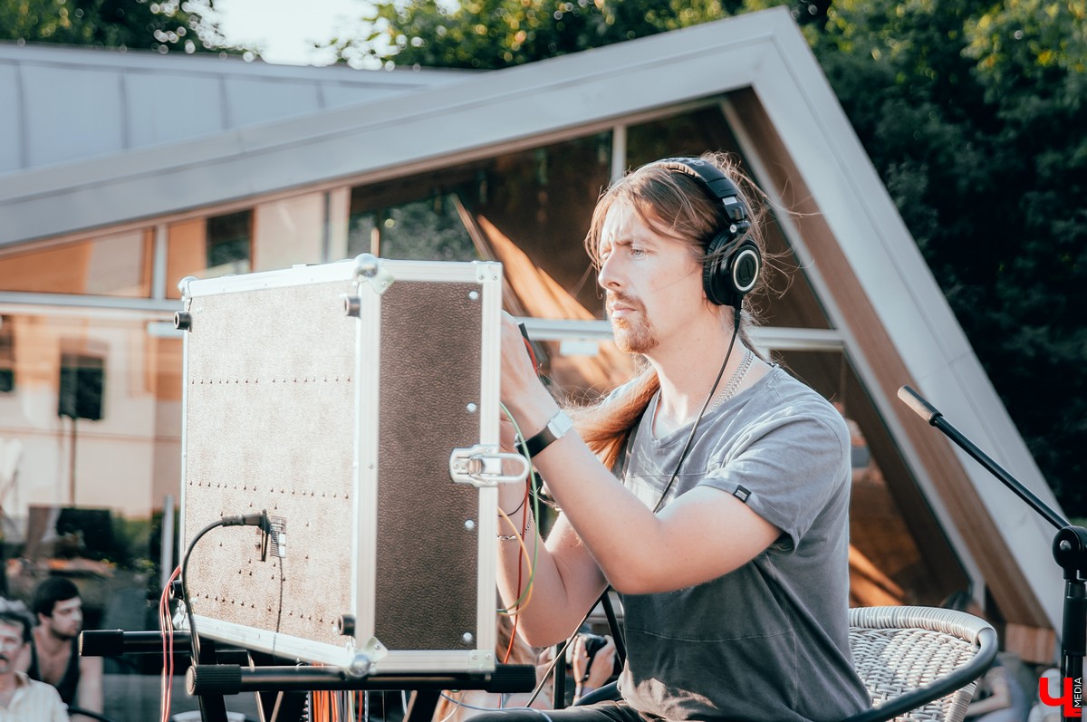 Во Владимире прошел музыкальный фестиваль KIMATIKA. Главным гостем шоу стал француз Кристиан Джиоти. Он продемонстрировал баланс тела и выступил со стеклянными шарами.