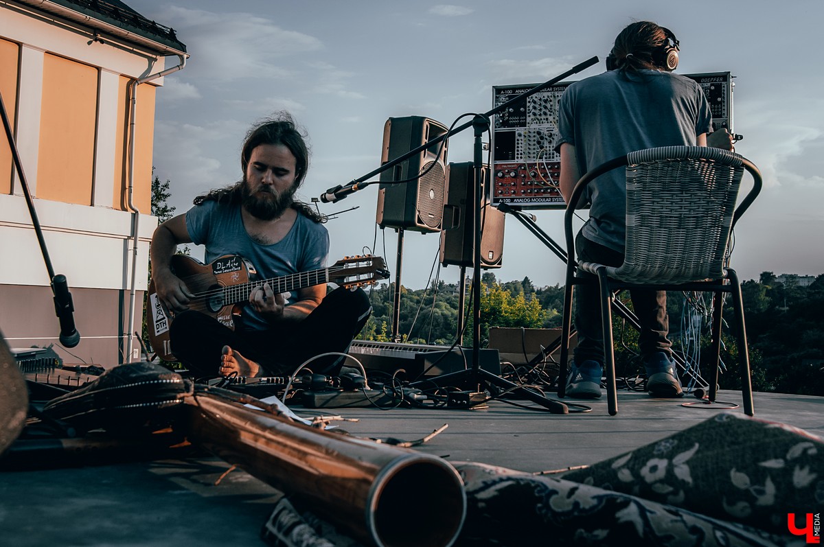 Во Владимире прошел музыкальный фестиваль KIMATIKA. Главным гостем шоу стал француз Кристиан Джиоти. Он продемонстрировал баланс тела и выступил со стеклянными шарами.