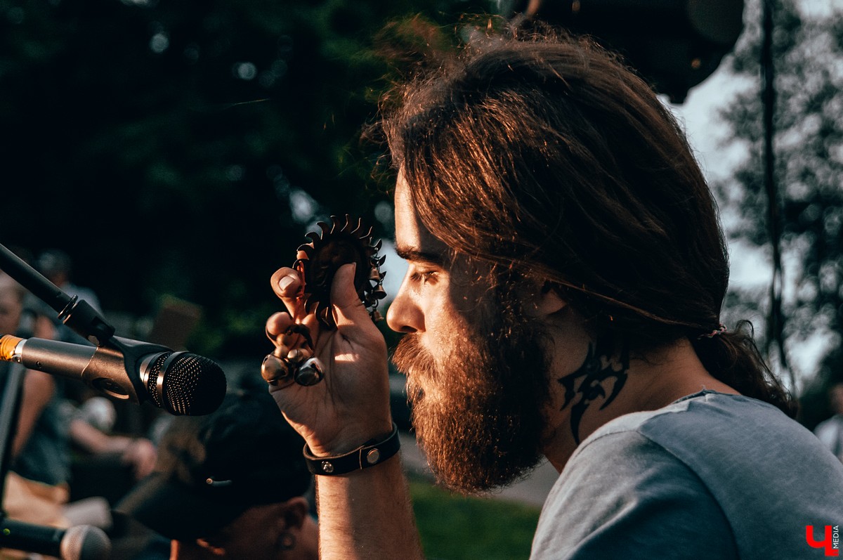 Во Владимире прошел музыкальный фестиваль KIMATIKA. Главным гостем шоу стал француз Кристиан Джиоти. Он продемонстрировал баланс тела и выступил со стеклянными шарами.