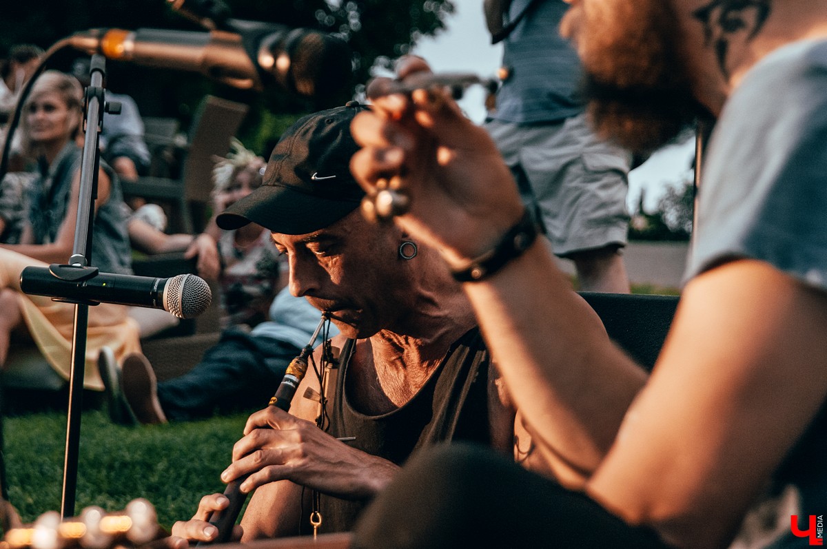 Во Владимире прошел музыкальный фестиваль KIMATIKA. Главным гостем шоу стал француз Кристиан Джиоти. Он продемонстрировал баланс тела и выступил со стеклянными шарами.