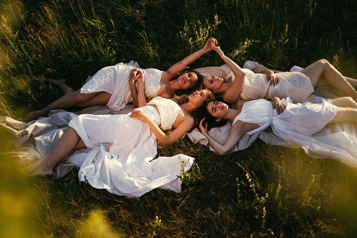 А вы знали, что во Владимире много талантливых девушек-художниц? Фотограф Анастасия Шишкина собрала их вместе для групповой фотосессии в образе древнегреческих муз - покровительниц искусства.