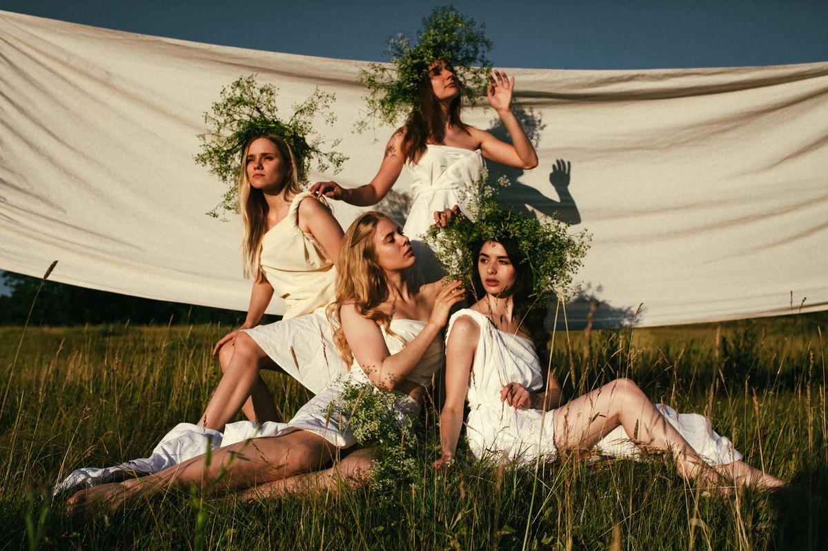 А вы знали, что во Владимире много талантливых девушек-художниц? Фотограф Анастасия Шишкина собрала их вместе для групповой фотосессии в образе древнегреческих муз - покровительниц искусства.