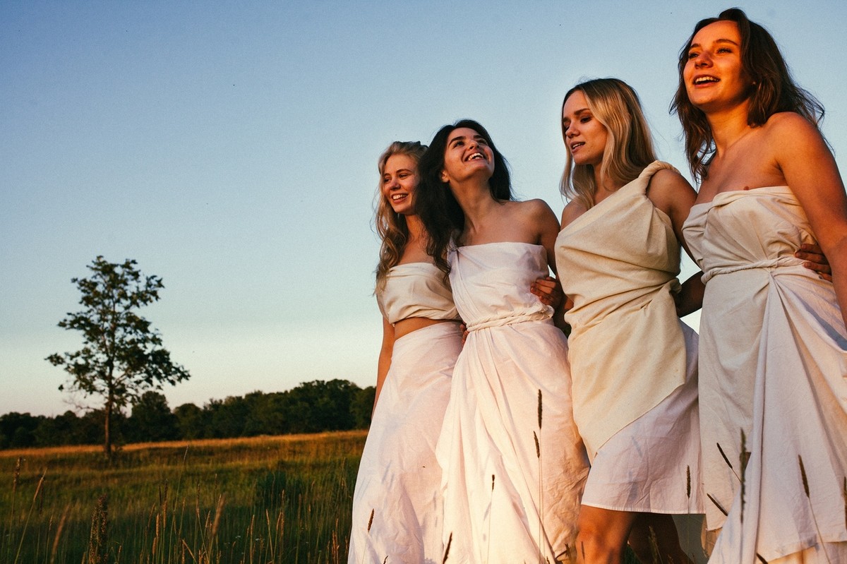 А вы знали, что во Владимире много талантливых девушек-художниц? Фотограф Анастасия Шишкина собрала их вместе для групповой фотосессии в образе древнегреческих муз - покровительниц искусства.