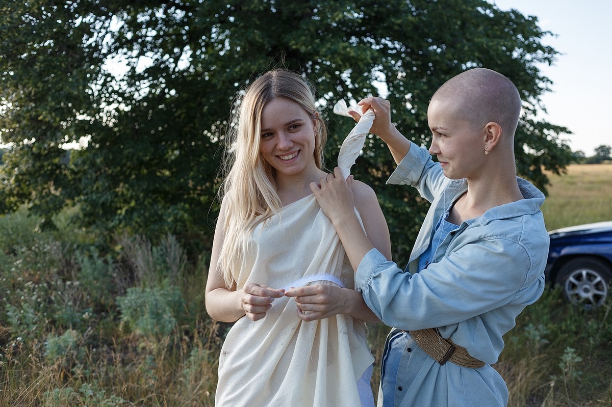 А вы знали, что во Владимире много талантливых девушек-художниц? Фотограф Анастасия Шишкина собрала их вместе для групповой фотосессии в образе древнегреческих муз - покровительниц искусства.