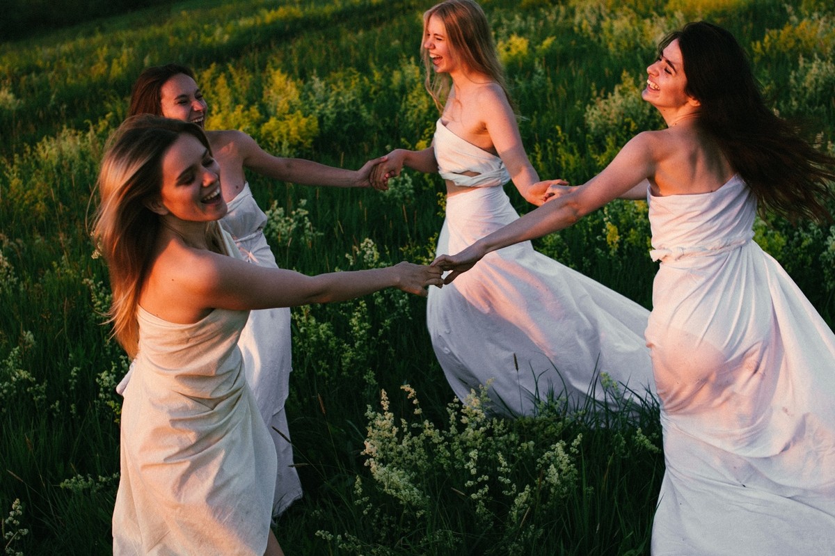 А вы знали, что во Владимире много талантливых девушек-художниц? Фотограф Анастасия Шишкина собрала их вместе для групповой фотосессии в образе древнегреческих муз - покровительниц искусства.