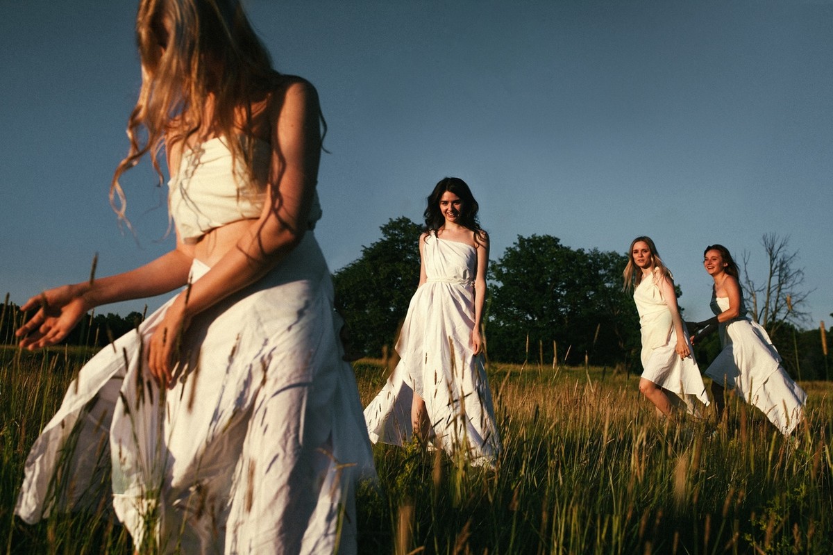 А вы знали, что во Владимире много талантливых девушек-художниц? Фотограф Анастасия Шишкина собрала их вместе для групповой фотосессии в образе древнегреческих муз - покровительниц искусства.