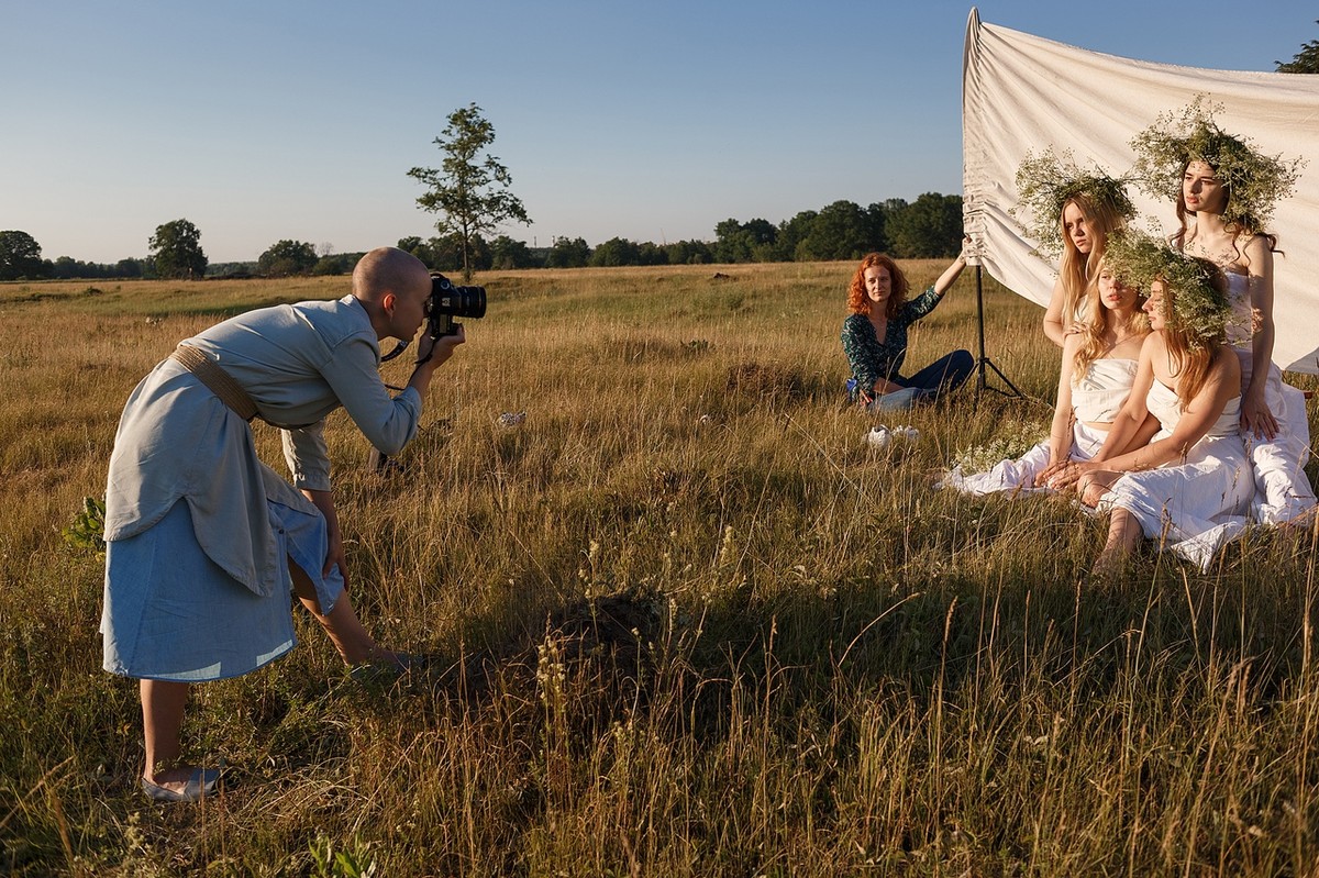 А вы знали, что во Владимире много талантливых девушек-художниц? Фотограф Анастасия Шишкина собрала их вместе для групповой фотосессии в образе древнегреческих муз - покровительниц искусства.
