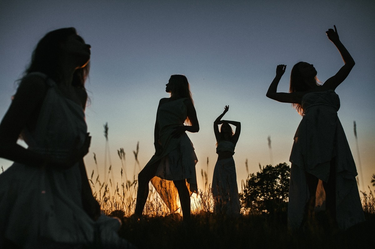 А вы знали, что во Владимире много талантливых девушек-художниц? Фотограф Анастасия Шишкина собрала их вместе для групповой фотосессии в образе древнегреческих муз - покровительниц искусства.