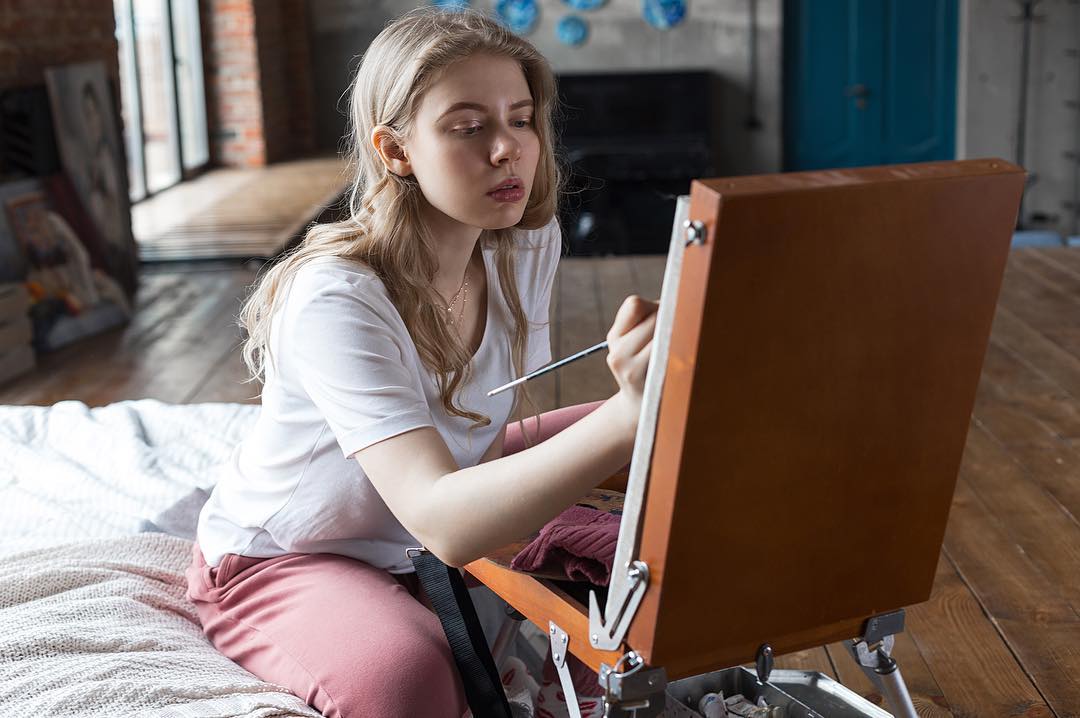 А вы знали, что во Владимире много талантливых девушек-художниц? Фотограф Анастасия Шишкина собрала их вместе для групповой фотосессии в образе древнегреческих муз - покровительниц искусства.