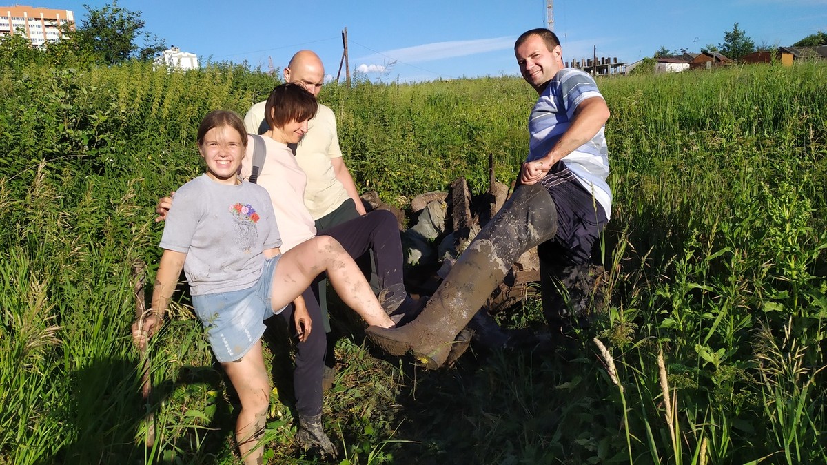 Активисты устроили субботник в парке “Дружба”. Горожане очистили дно пруда от мусора.