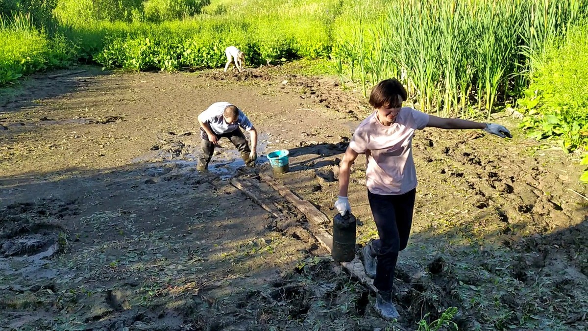 Активисты устроили субботник в парке “Дружба”. Горожане очистили дно пруда от мусора.
