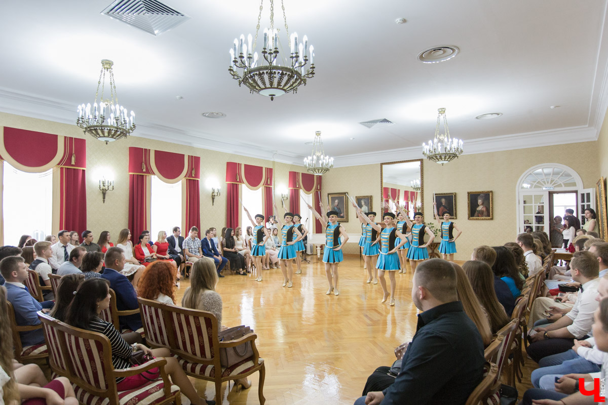 В “Палатах” состоялась церемония вручения наград лучшим выпускникам ВлГУ. Студенты получили грамоты и цветы от проректора и гендиректора ВСМЗ, а потом устроили костюмированный бал.